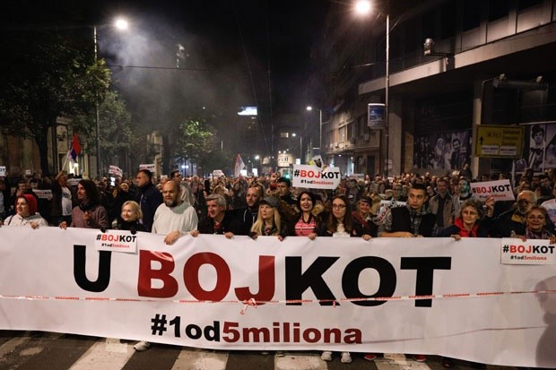 Istovremeno sa odustajanjem od daljeg dijaloga, protesti 1 od 5 miliona započeli su kampanju zagovaranja bojkota izbora